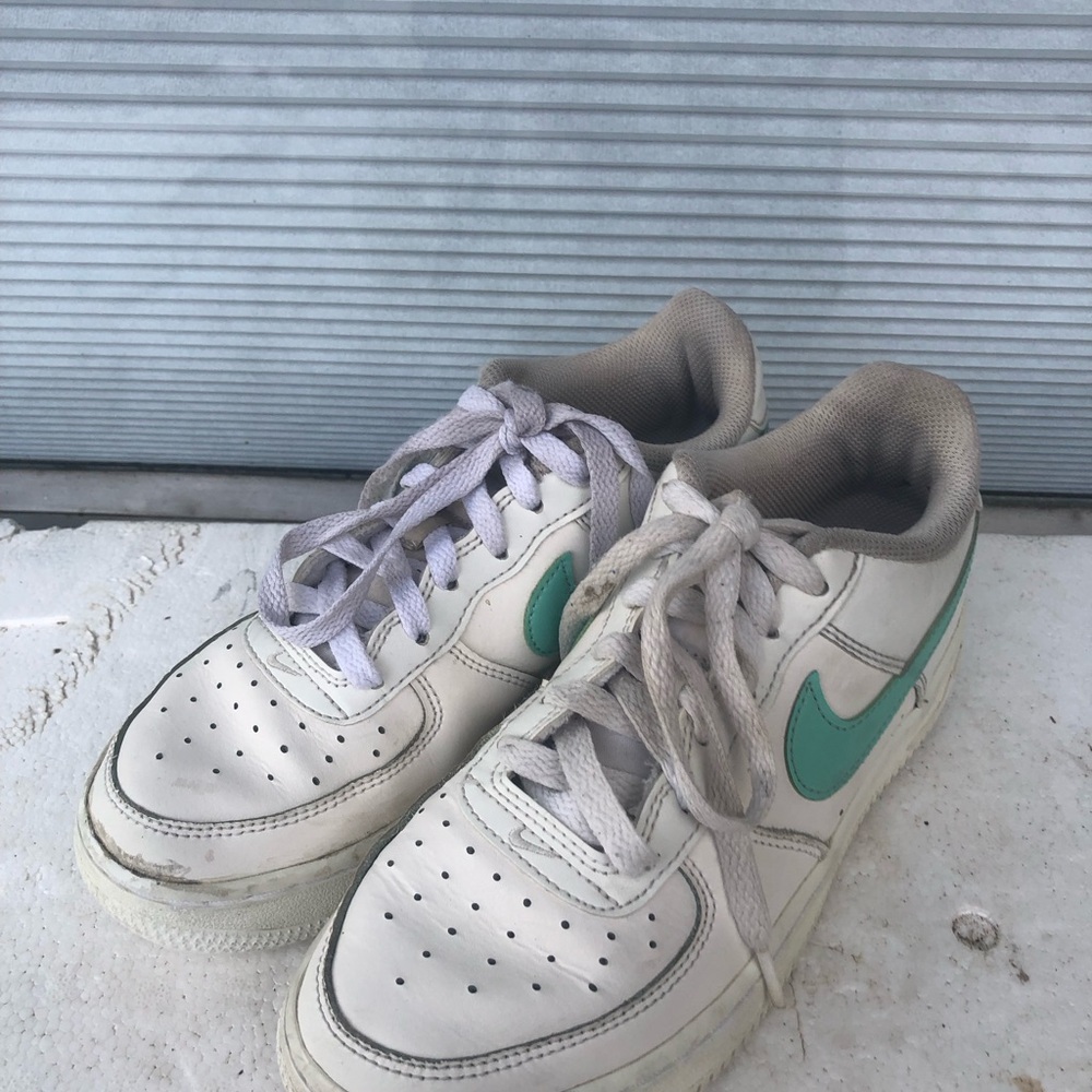 Nike Air Force 1 '07 Girl’s White Green Leather Logo Low Sneakers Sz 4Y